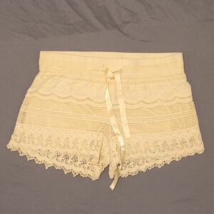 No Boundaries | Cream Lace Shorts Medium
